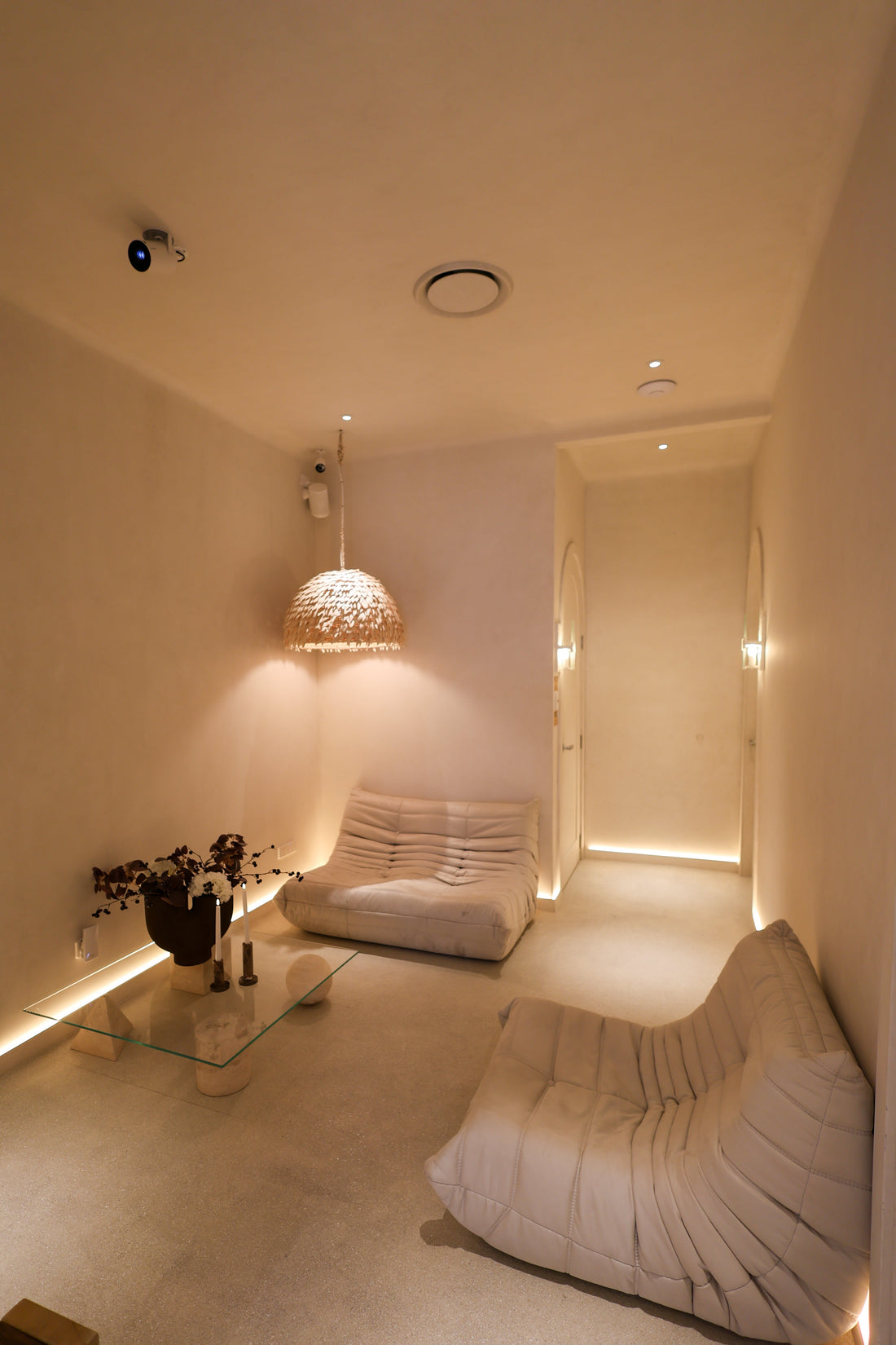 Amenities: Back bar, towels, and capes are included with rentals.